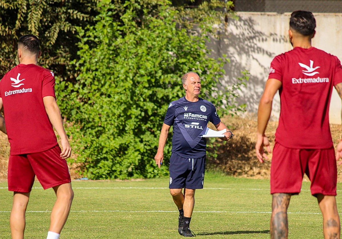 Cisqui dirige un entrenamiento de pretemporada.
