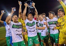 Los jugadores del Moralo levantan el trofeo autonómico de la Copa Federación.