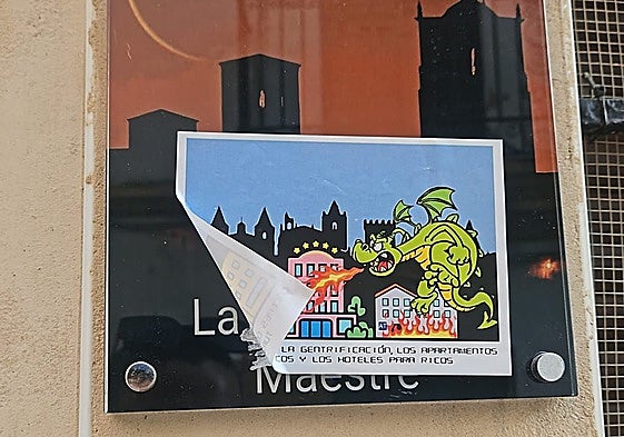 Pagatina contra la gentrificación aparecida en un apartamento turístico de Cáceres.