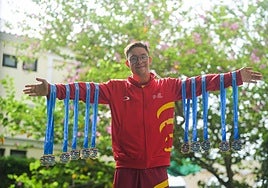 Guillermo Gracia posa con sus 12 medallas logradas en el Mundial de Bangkok.