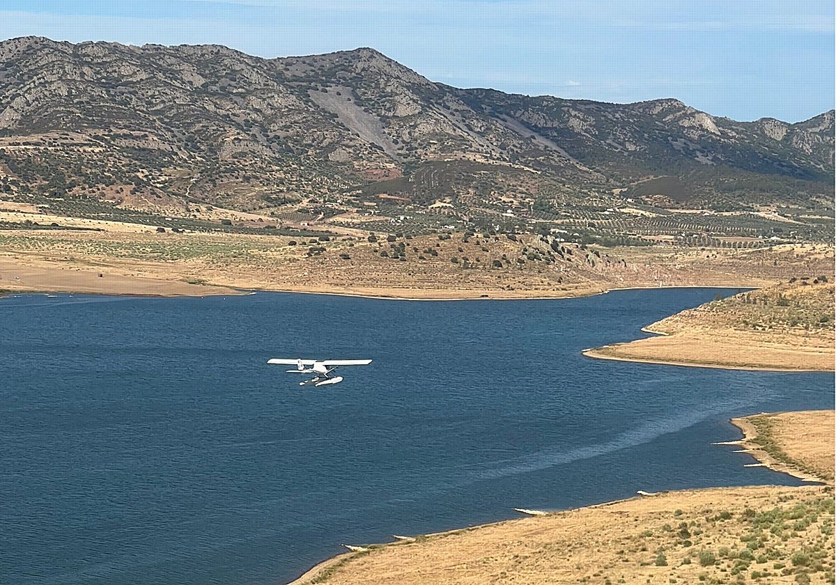 Hidroavión sobrevolando el embalse de Alange este verano durante los cursos de habilitación.