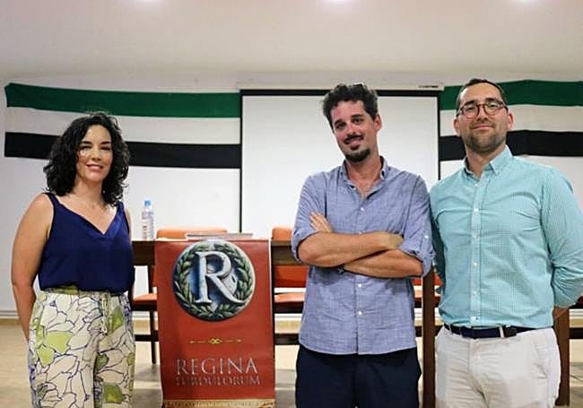 Araceli Cristo Ropero, Pablo González Zambrano y Javier Martínez Jiménez, investigadores del Departamento de Prehistoria y Arqueología de la UGR responsables del estudio.