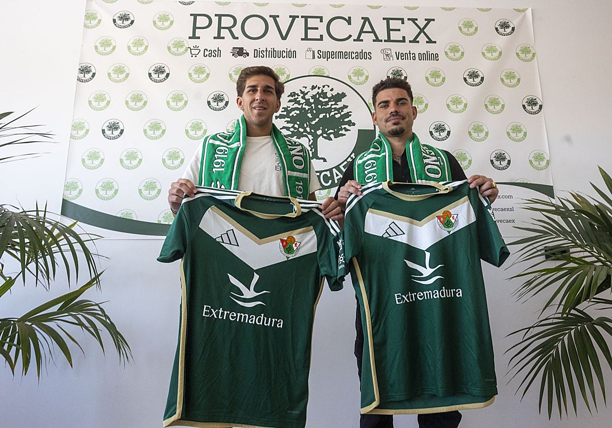 Valdera y Diego Guti posan con la camiseta del Cacereño.