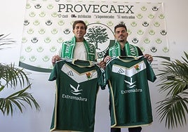 Valdera y Diego Guti posan con la camiseta del Cacereño.