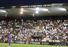 Aspecto de la grada de preferencia del Romano durante el partido del pasado sábado ante el Barakaldo.