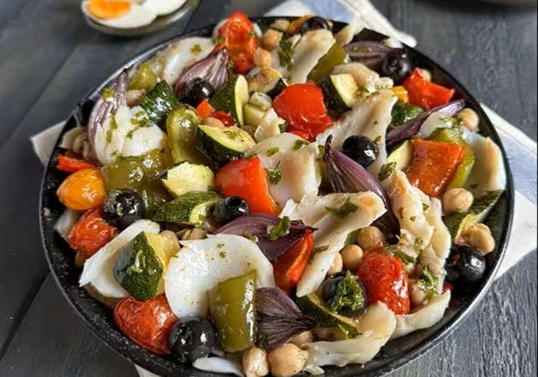 Ensalada de bacalao con verduras asadas