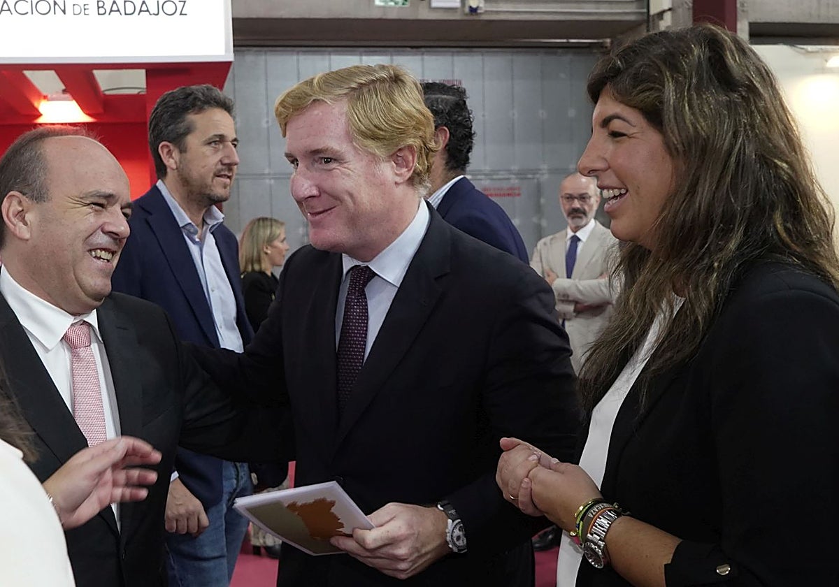 Sol Giralt, a la derecha, en un acto junto al alcalde de Badajoz, Ignacio Gragera, y el exsecretario general de Economía, Víctor Píriz.