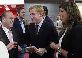 Sol Giralt, a la derecha, en un acto junto al alcalde de Badajoz, Ignacio Gragera, y el exsecretario general de Economía, Víctor Píriz.