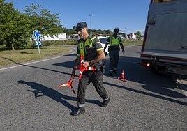 Un agente de la Guardia Civil señaliza una carretera