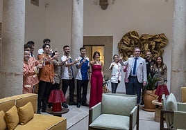 El director del hotel, Joaquín Arimón Vegas, junto a parte de la plantilla que da servicio en el nuevo hotel cacereño.