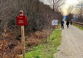 Senderistas en el sendero de la Vía de la Plata, entre Hervás y Baños de Montemayor.