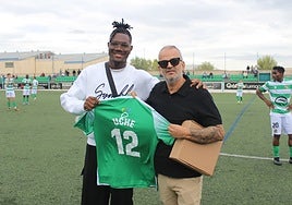 Uche recibe una camiseta del Moralo por parte del presidente Horacio López en un homenaje.