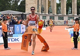 Álvaro Martín, tras ganar el oro en 20 kilómetros marcha en los Juegos de París.