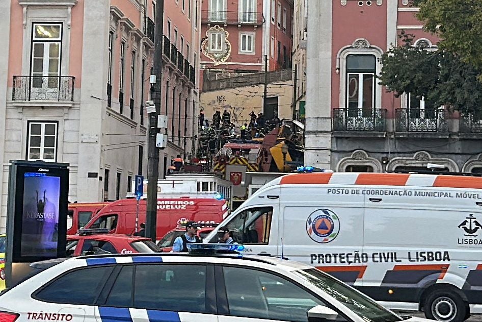 El fatal accidente en el funicular Gloria de Lisboa, en imágenes