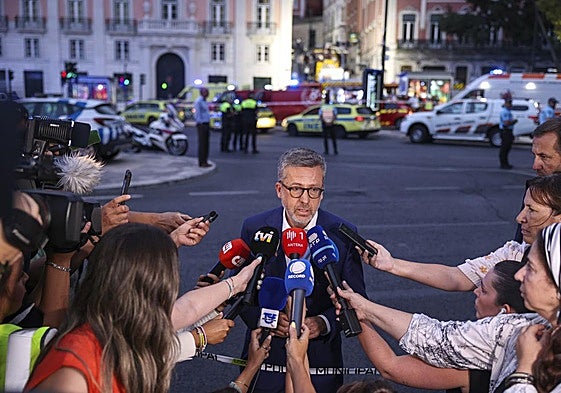 Carlos Moedas, alcalde de Lisboa, en el lugar del siniestro mortal ocurrido este miércoles.