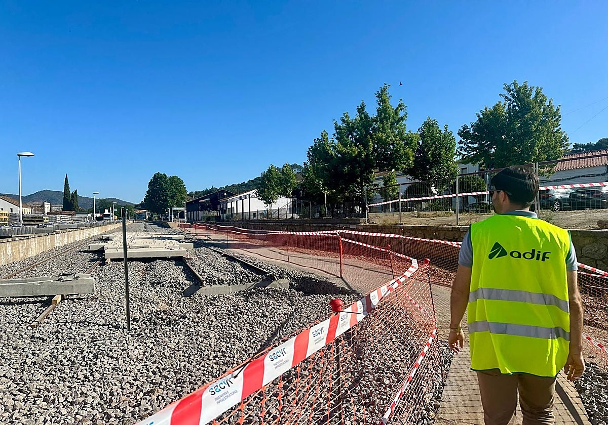 Trabajos de renovación de la vía en la estación de Jabugo, en la provincia de Huelva.