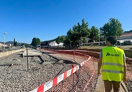 Trabajos de renovación de la vía en la estación de Jabugo, en la provincia de Huelva.
