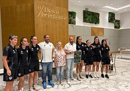 Rosa Montes, Ernesto Sánchez, Eduardo Hormigo y varias jugadoras con Tatiana al frente en la presentación del Cacereño.