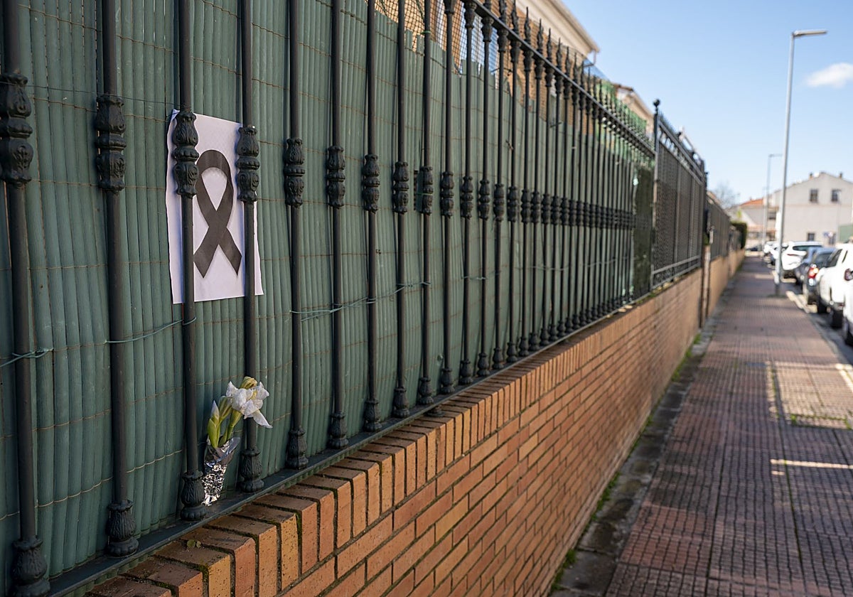 Flores en la vivienda en la que tuvo lugar el crimen.