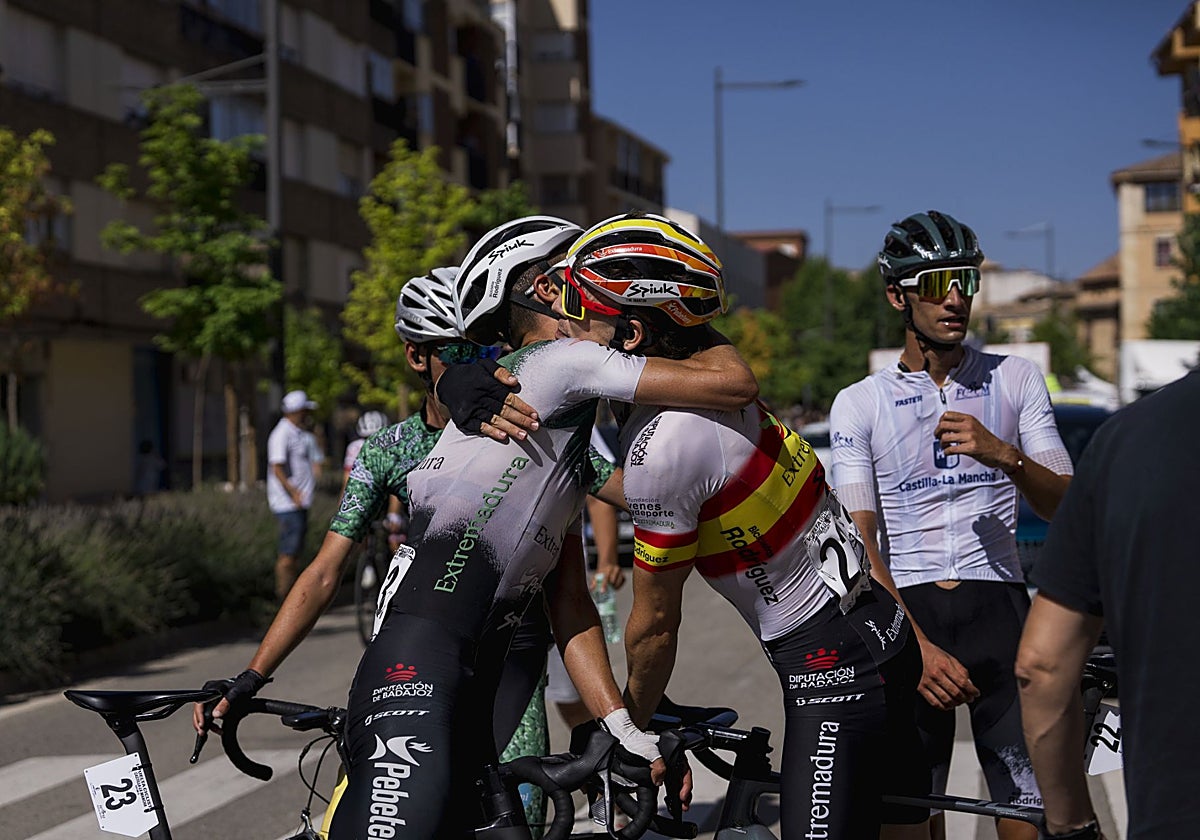 Adrián Benito y José María Martín se felicitan por el doble éxito del Pebetero en la Vuelta a Castilla La Mancha.