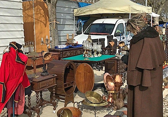 Mercado sabatino de antigüedades en Estremoz.