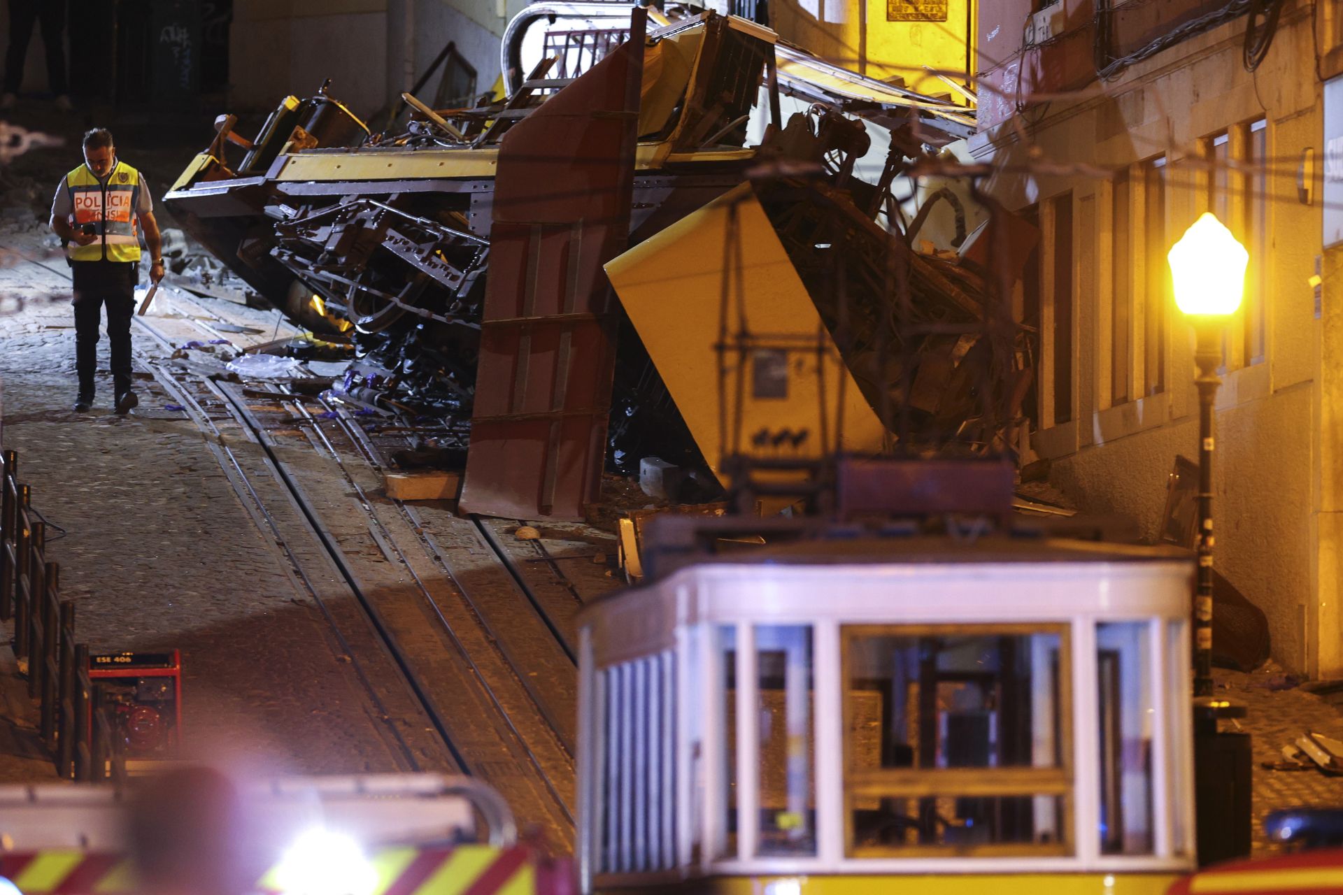 El fatal accidente en el funicular Gloria de Lisboa, en imágenes