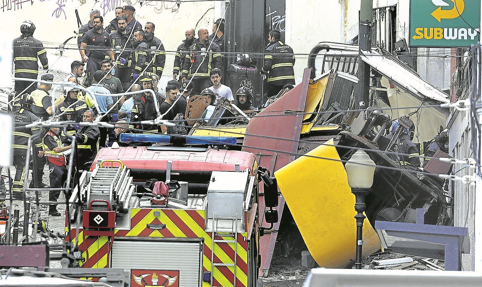 El fatal accidente en el funicular Gloria de Lisboa, en imágenes