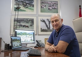 José Marín en su despacho del Colegio de Veterinarios de Badajoz.