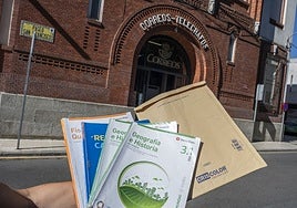 Libros de textos de segunda mano a punto de ser enviados a otra persona por correo que los ha adquirido por Wallapop.