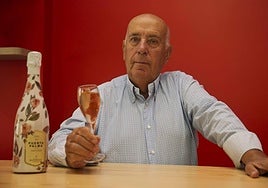 Marcelino Díaz con una copa de cava Puerta Palma.