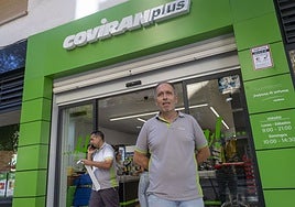 Benito Rosa Pavón es el gerente del establecimiento Covirán, que ha cerrado cinco meses.