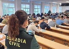 Imagen de archivo de un examen de acceso a la Guardia Civil.