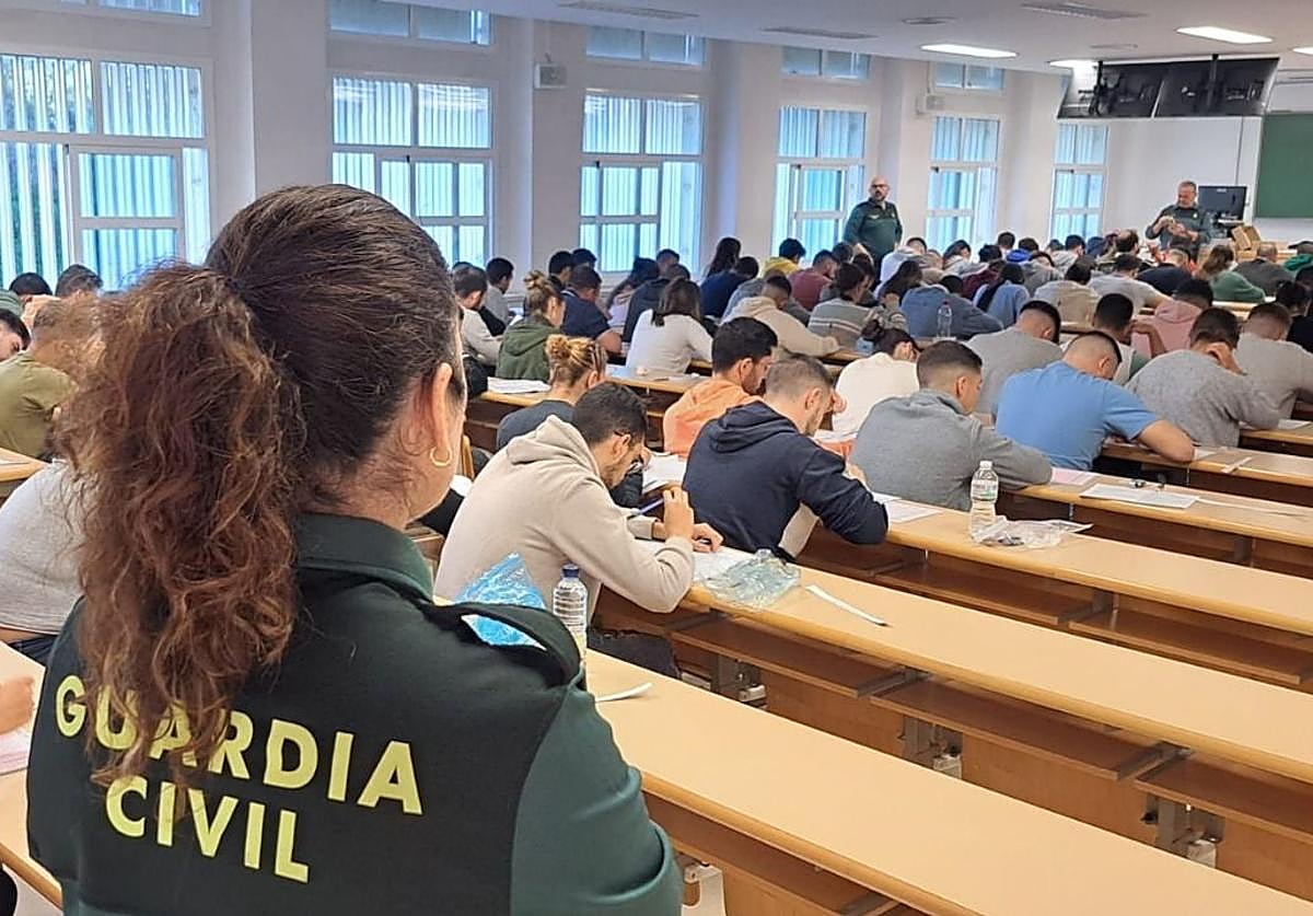 Imagen de archivo de un examen de acceso a la Guardia Civil.