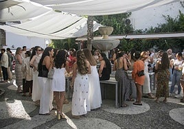 Animación en la zona del Arco de Trajano.