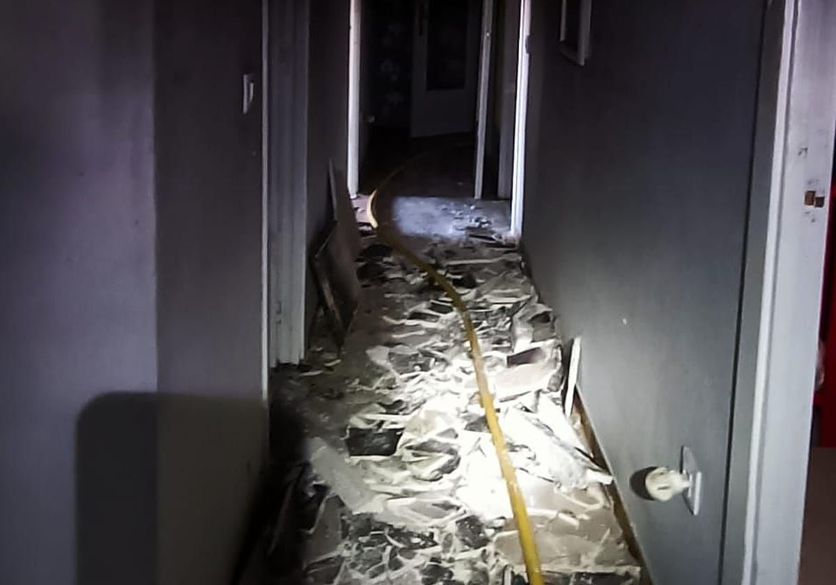 El fuego se declaró en una habitación de la vivienda, situada en Francisco Vera.