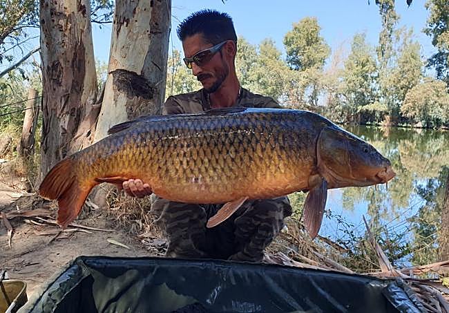 Gabriel Rodríguez con un ejemplar que capturó el pasado martes.