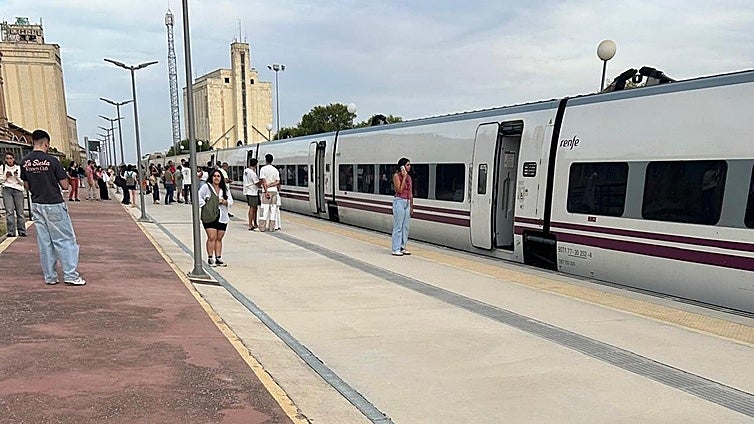 Tres trenes que pasan por Extremadura interrumpen su viaje tras el arrollamiento de un vehículo
