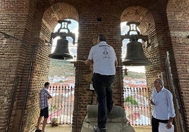 Campanero de Salvatierra de los Barros durante el concurso 'Manolo Bermejo'