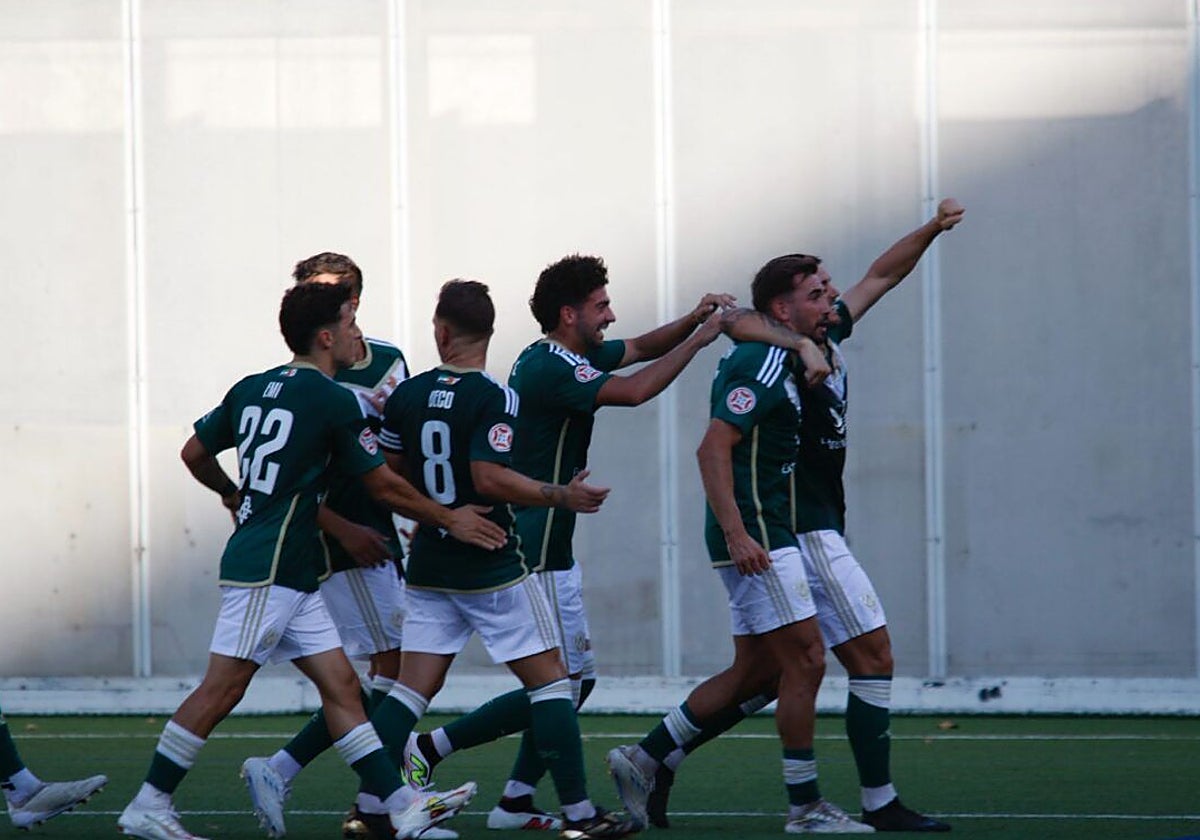 El Cacereño celebra uno de los tantos anotados este sábado ante el Arenas.