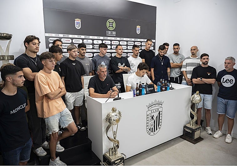 Jugadores y cuerpo técnico en la sala de prensa del Nuevo Vivero en la lectura del comunicado.