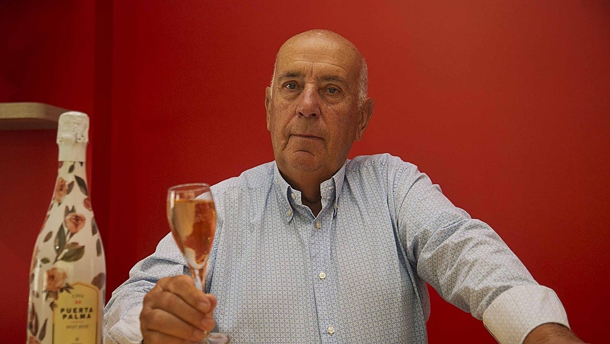 Marcelino Díaz con una copa de cava Puerta Palma.