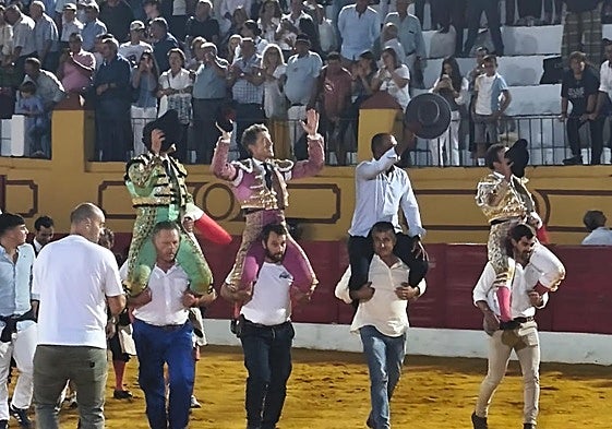Los tres matadores y el mayoral de la ganadería de Juan Albarrán.
