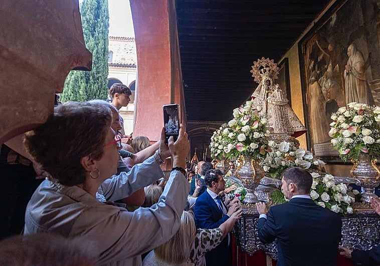 Procesión de la Virgen de Guadalupe por la basílica y el claustro mudéjar del Monasterio.