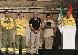 Trabajadores del Plan Infoex tras recoger la Medalla de Extremadura al colectivo.