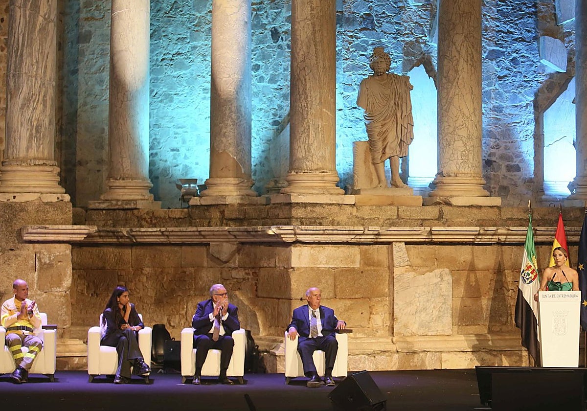 Los galardonados con las Medallas de Extremadura siguen la intervención de la presidenta extremeña, María Guardiola.
