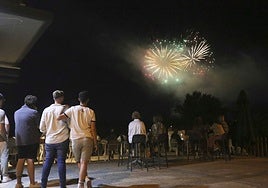 Seguimiento de los fuegos artificiales en la terraza de la avenida Fernández López.