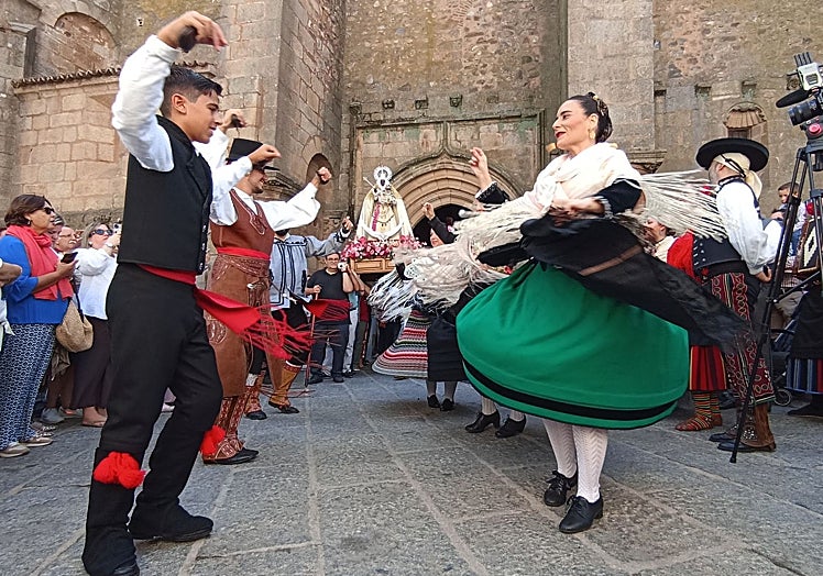El Redoble acompañó a la imagen a la salida de Santiago y durante su recorrido.