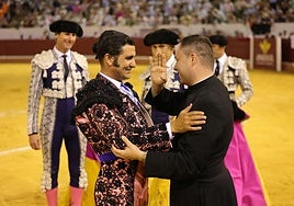 Secuencia de fotos del momento en el que el sacerdote Víctor Carrasco Muñoz bendice a Morante de la Puebla.