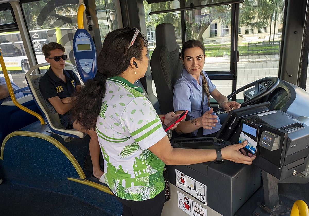 Pacenses usan el autobús en Badajoz este verano.