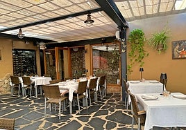 Patio del restaurante A Fuego Lento, en Hervás.